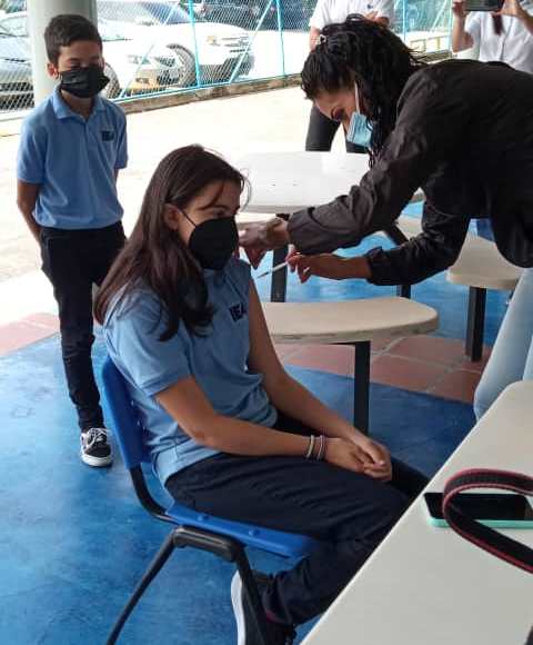 Estudiantes de Media General de IEA en proceso de vacunación
