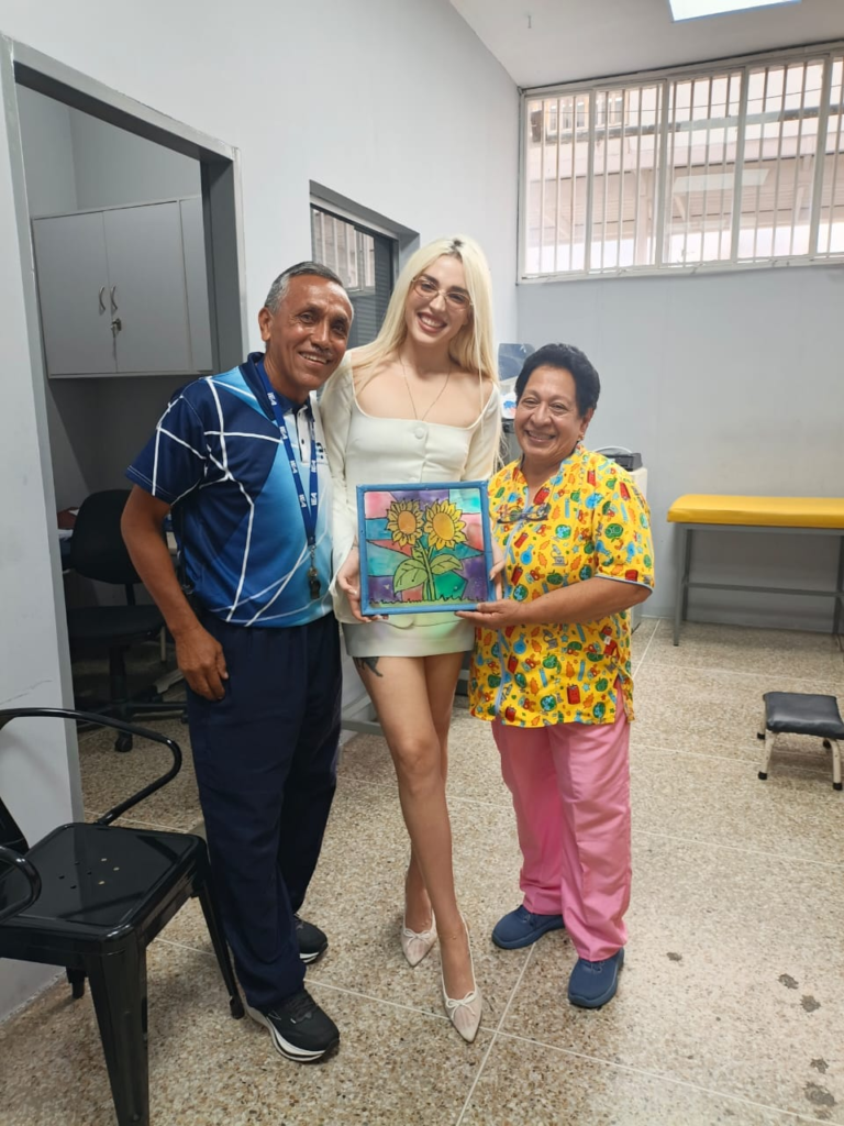 De las Gaitas de El Peñón a los Latin Grammy: el regreso de Elena Rose a su casa. elena rose junto a miriam y wuilliam